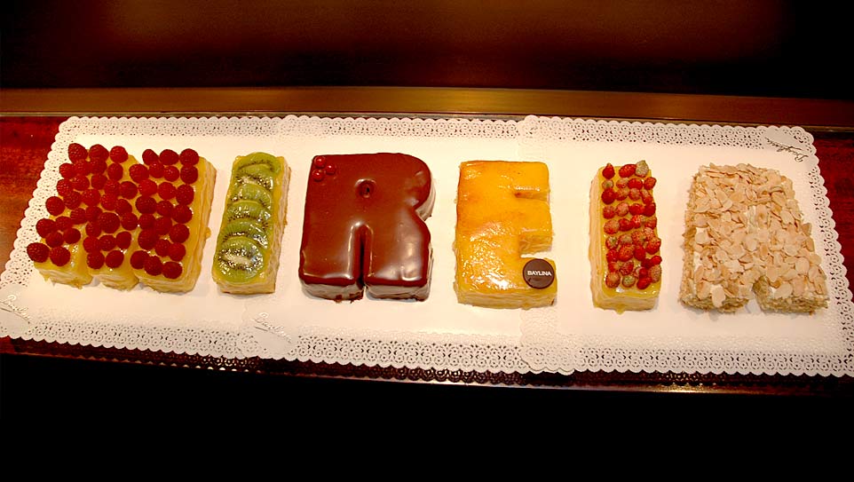 Pastis personalitzat per aniversari format per les lletres del nom de Mireia